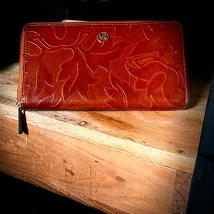 Valentina Wallet, Made in Italy , barely used last me new ..